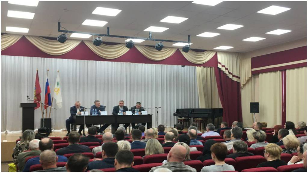 Губернатор Александр Богомаз провел совещание с руководителями и администрацией Новозыбкова
