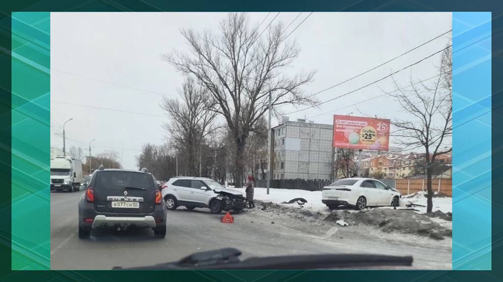 На улице Литейной в Брянске после ДТП легковушка вылетела на обочину