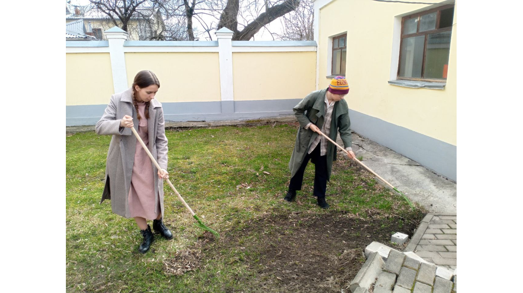 В Брянске православные волонтеры навели порядок на территории кафедрального собора