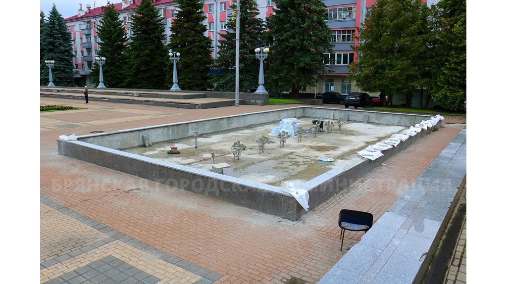 Ремонт фонтанов на площади Партизан в Брянске затянулся из-за дождей