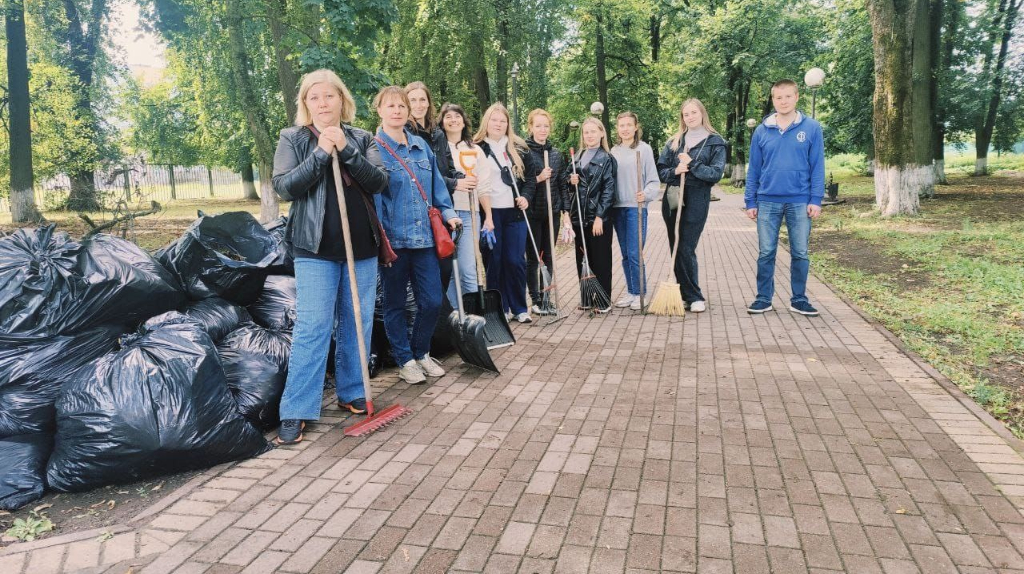 В первом общегородском субботнике в Брянске приняли участие более 3 тысяч человек