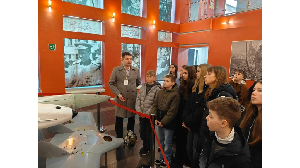 Для унечских школьников устроили экскурсию по мемориальному комплексу «Хацунь»