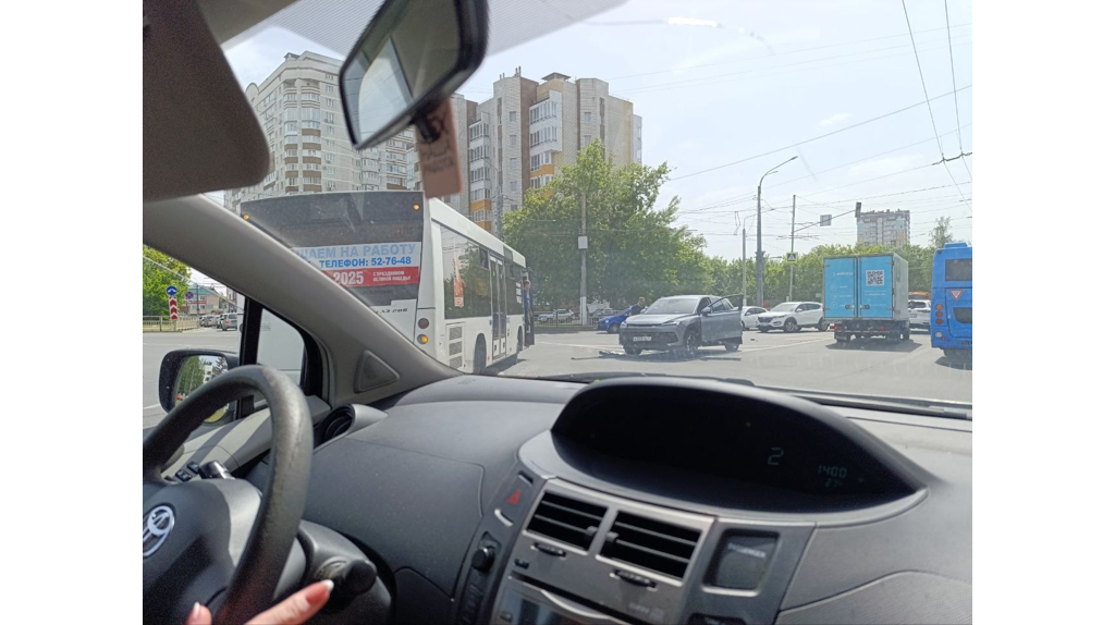 В Брянске на кольце улиц Советская и Крахмалева легковушка врезалась в автобус