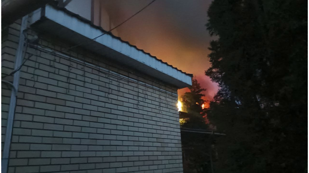 В загоревшейся ночью брянской гостинице с сауной отдыхали 12 человек