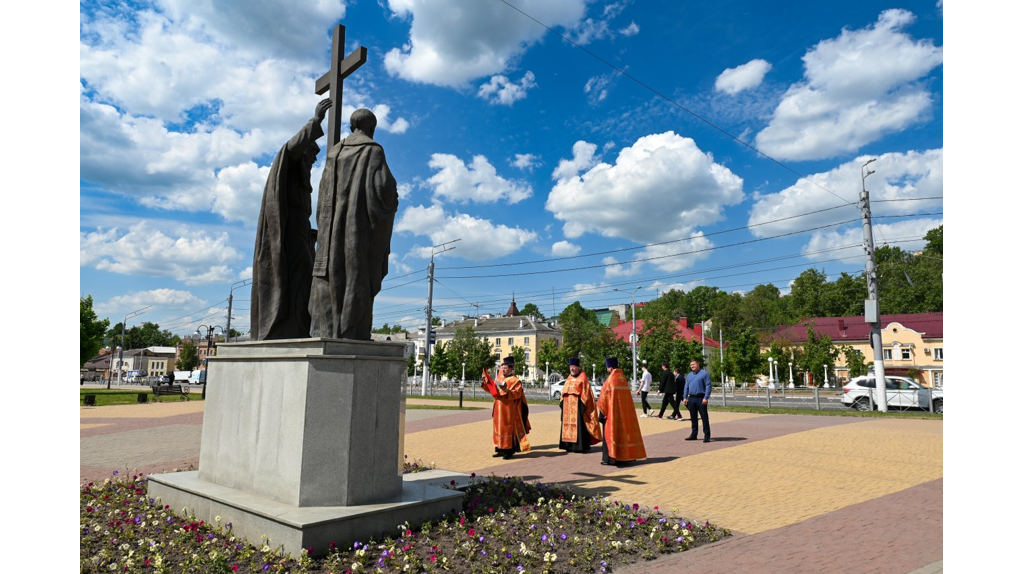 В Брянске совершили молебен у памятника Мефодию и Кириллу на Славянской площади