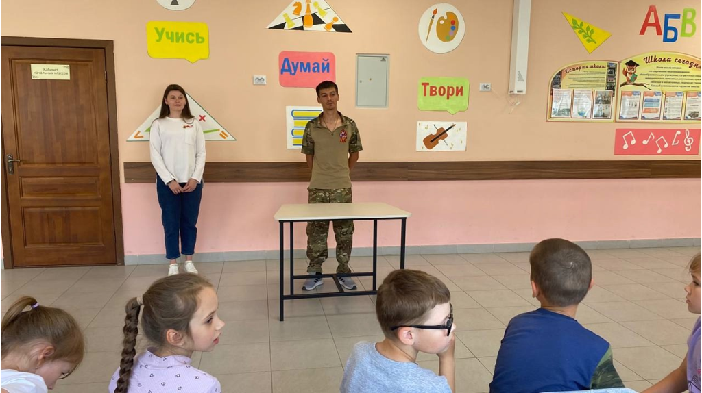 Брянский ветеран СВО встретился с ребятами из пришкольного лагеря