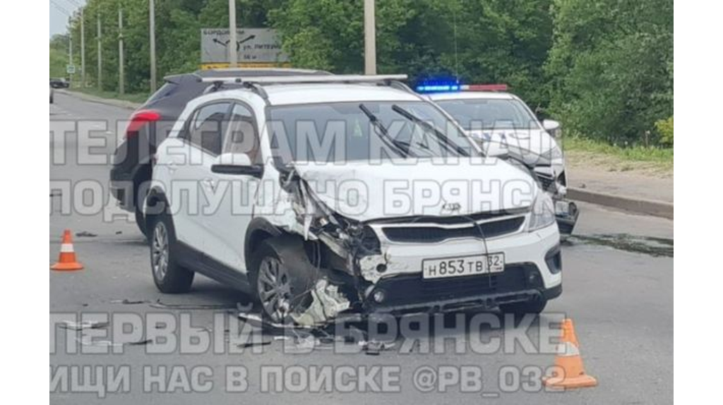 В Брянске на Флотской разбились две легковушки
