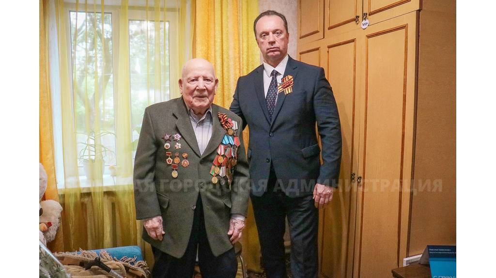 Вице-мэр Брянска Сергей Антошин поздравил ветеранов с Днём Победы