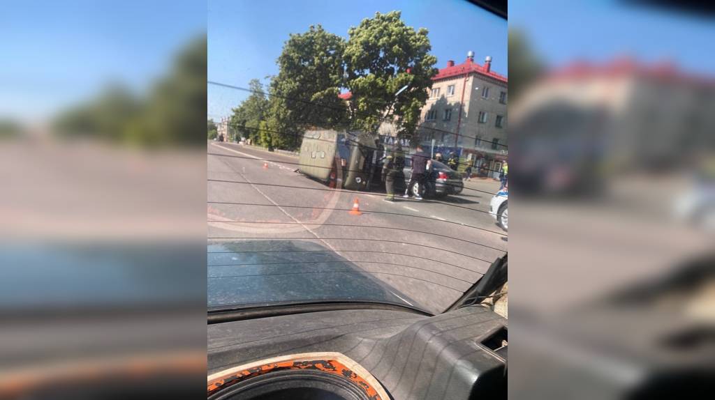 В Брянске на проспекте Московском в ДТП попали легковушка и «буханка»