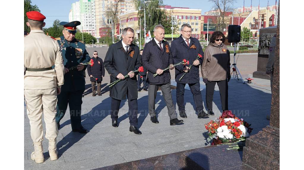 В Брянске делегация мэрии возложила цветы к воинским мемориалам
