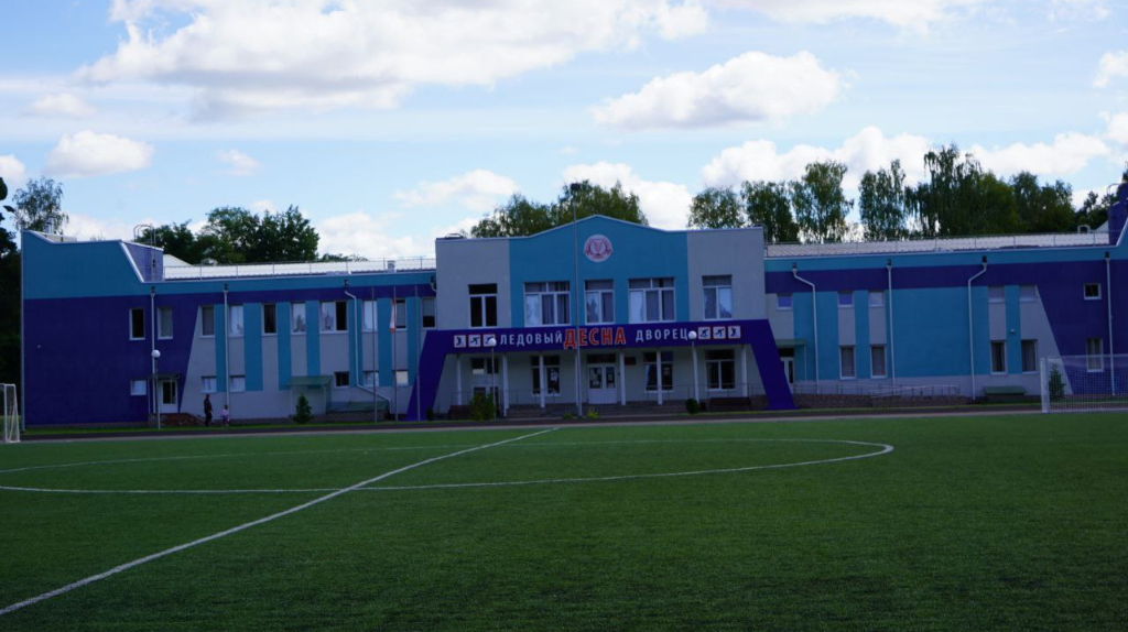 В брянской Жуковке отремонтировали стадион и построили ледовый дворец