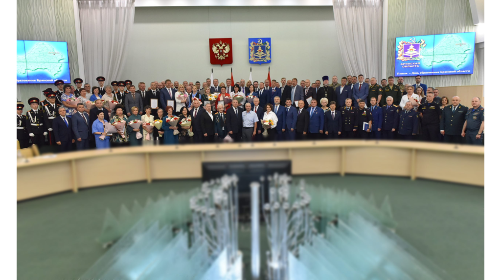 В правительстве области наградили брянцев, помогающих приграничью и Брянке