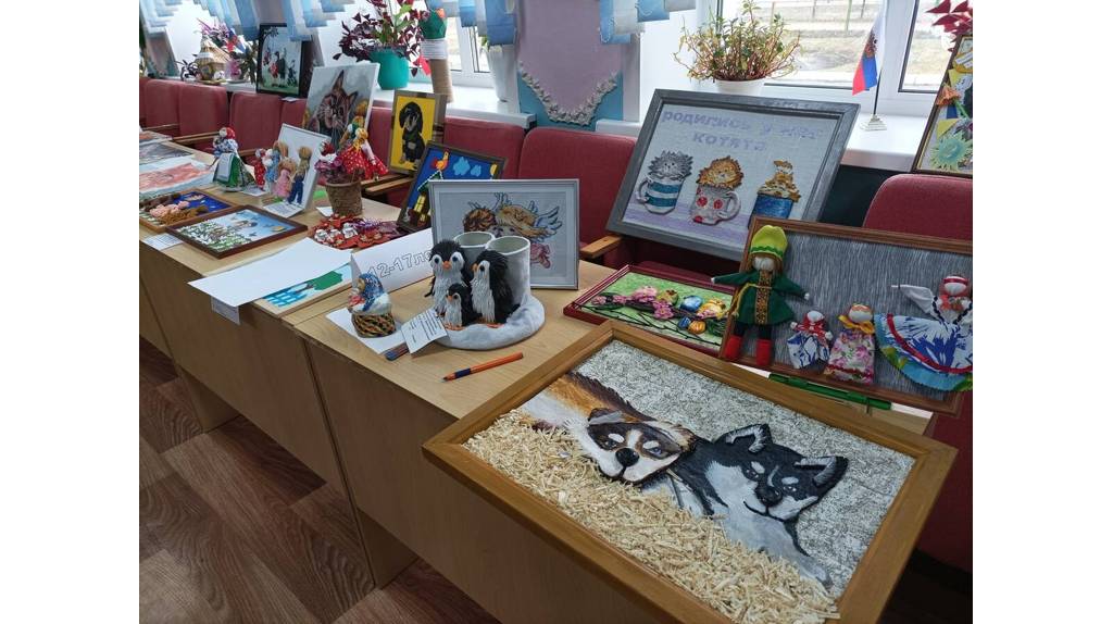 В Климово открылась выставка детских работ «Что может быть семьи дороже»