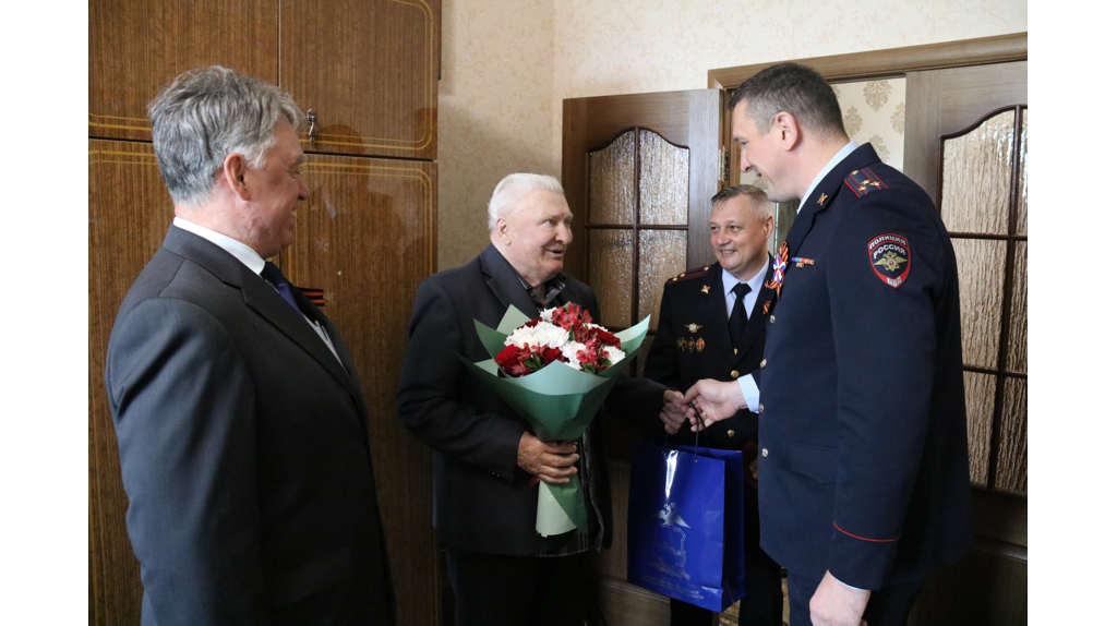 В Брянске ветерану МВД вручили памятную медаль
