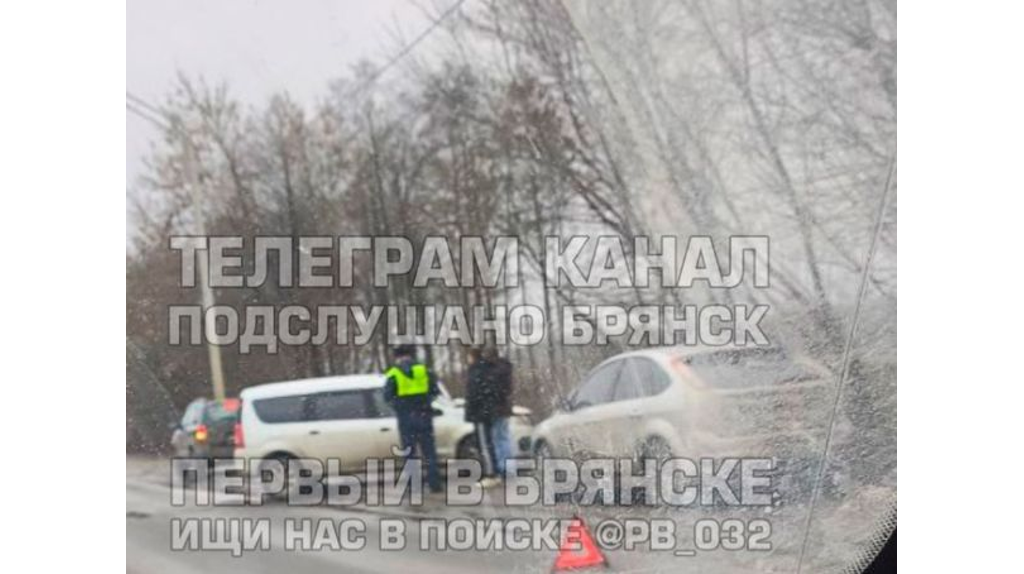 В Брянске на улице Флотской столкнулись две легковушки