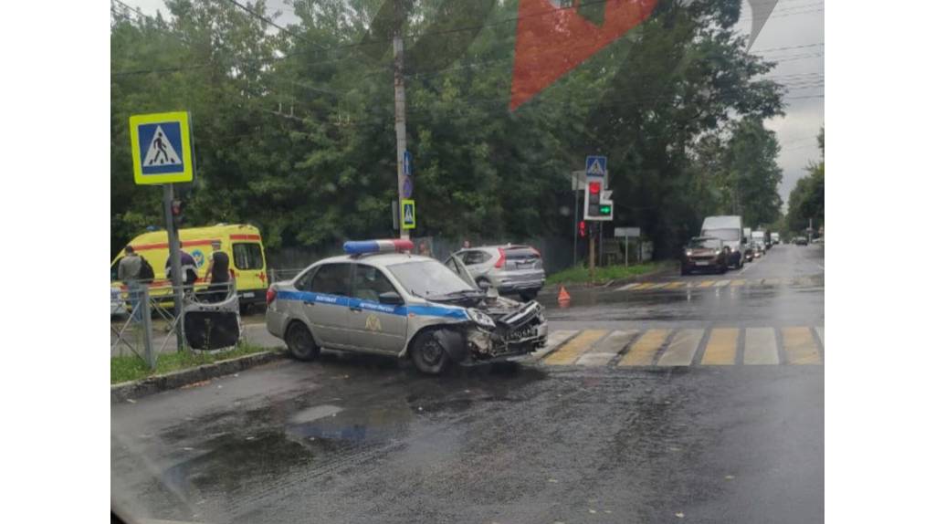 В центре Брянска полицейская машина попала в ДТП