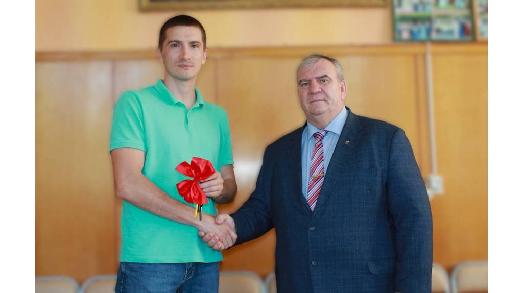 В Брасовском районе молодому тренеру Синяеву подарили квартиру