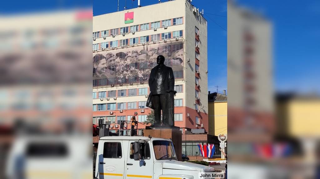 В Брянске накануне Дня города помыли памятник Ленину