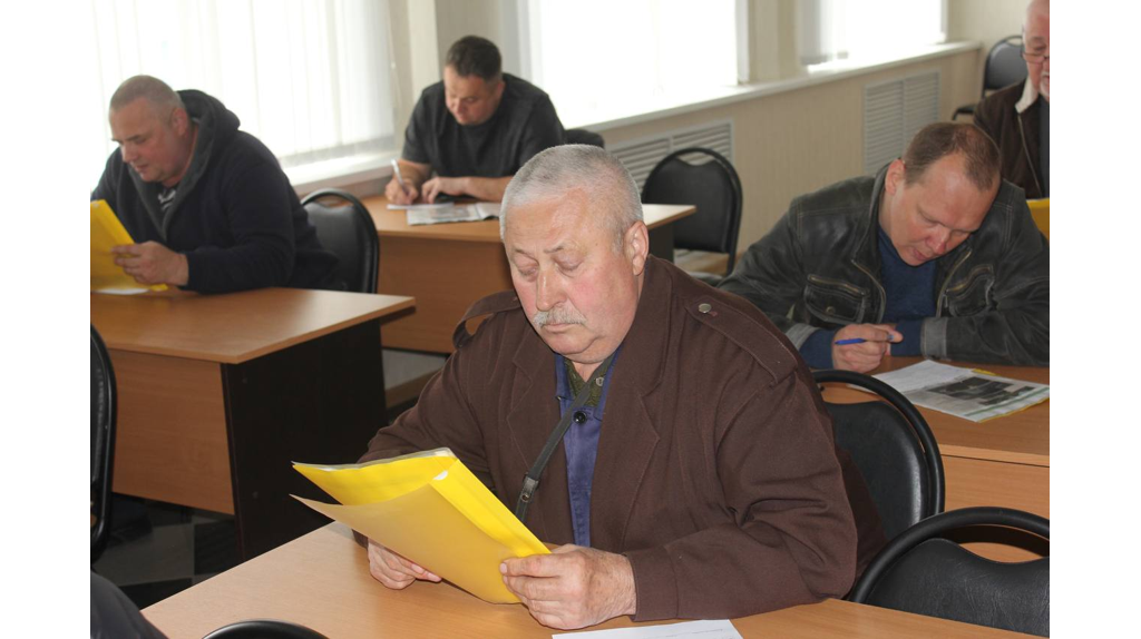 В Брянске у инспекторов Бежицкой технической школы ДОСААФ России проверили знания ПДД