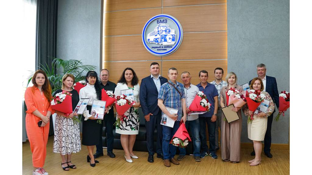 В Брянске 12 машиностроителей получили удостоверения «Почетный ветеран труда БМЗ»