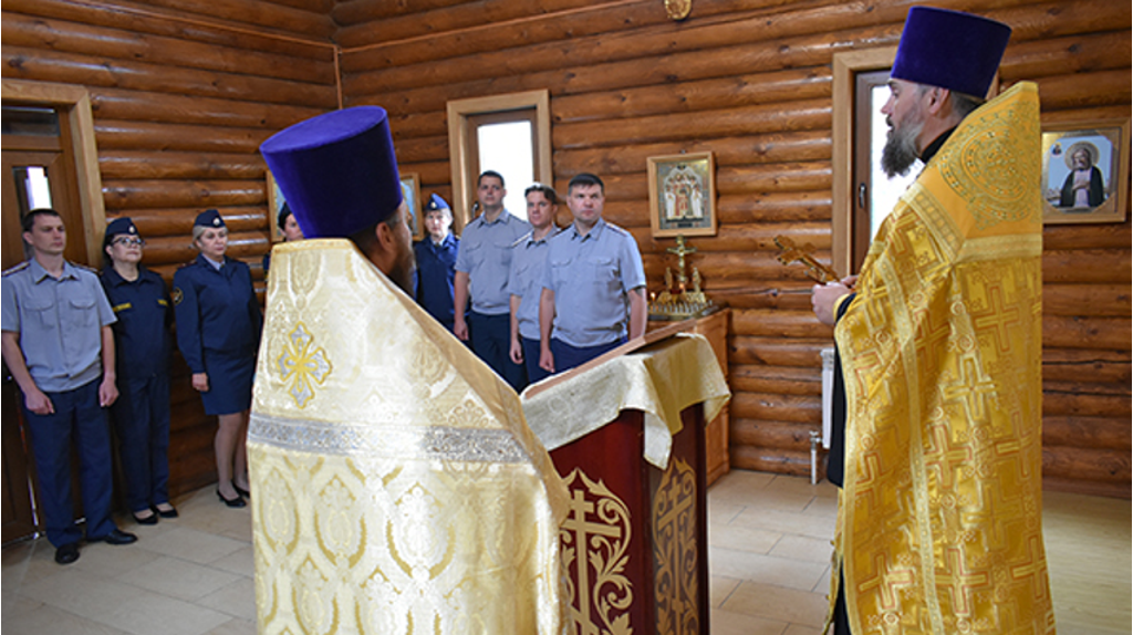 В храме брянской колонии сотрудники УФСИН помолились о погибших коллегах
