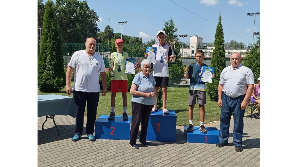 В Брянске прошло первенство ЦФО по теннису среди юношей и девушек