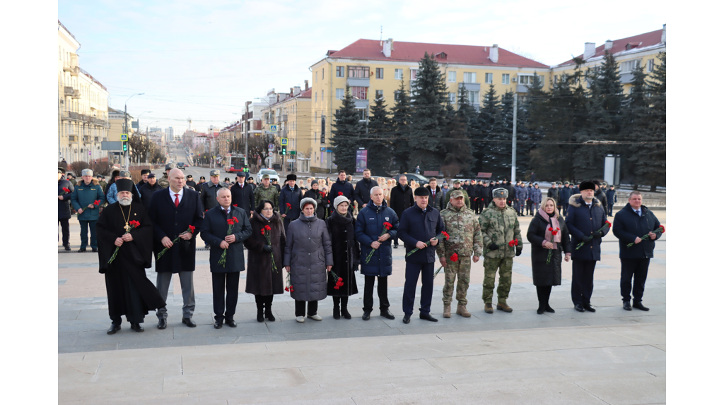 В Брянске в День защитника Отечества возложили венки к Вечному огню на площади Партизан