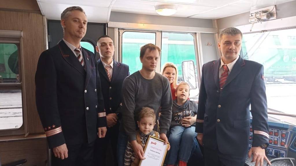 В Брянске 6-летний Костя на один день стал помощником машиниста в рамках акции «Ёлка желаний»