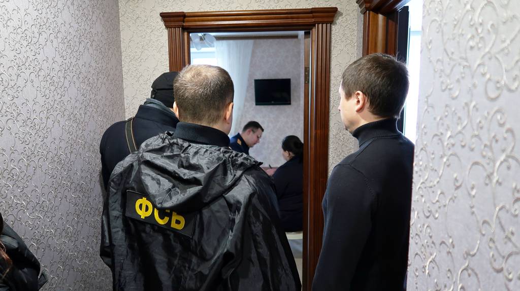В Брянске отправили под домашний арест пристава за мошенничество в 1,4 млн рублей