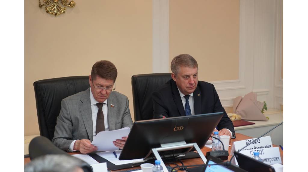 Брянский губернатор Богомаз обсудил развитие строительного комплекса и ЖКХ