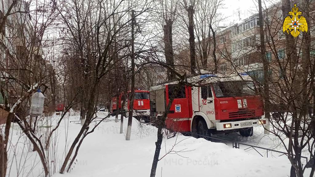 При пожаре в карачевской пятиэтажке 65-летняя женщина получила ожоги и надышалась дымом