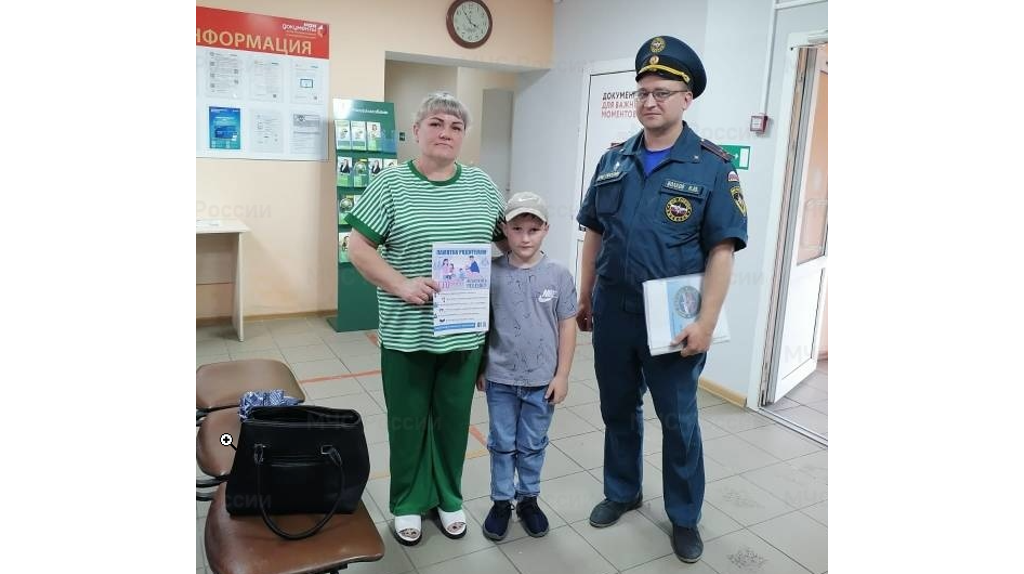 В Почепе посетителям МФЦ напомнили о правилах пожарной безопасности