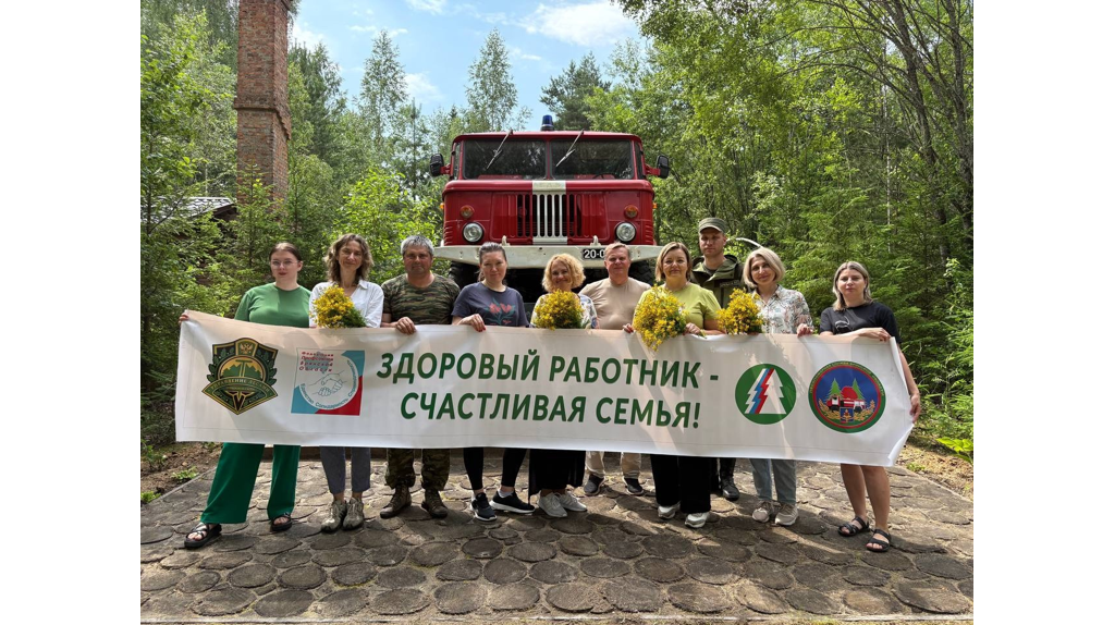 Брянские лесопожарные провели субботник на мемориале «Лесникам — партизанам»