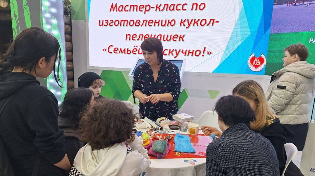 У стенда Брянщины на выставке «Россия» проходят мастер-классы для детей и взрослых