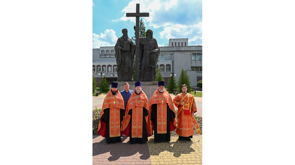 В Брянске совершили молебен у памятника Мефодию и Кириллу на Славянской площади