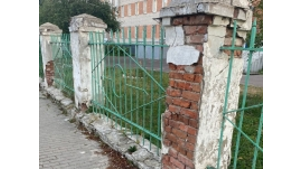 В Клинцах отремонтируют забор центральной городской больницы