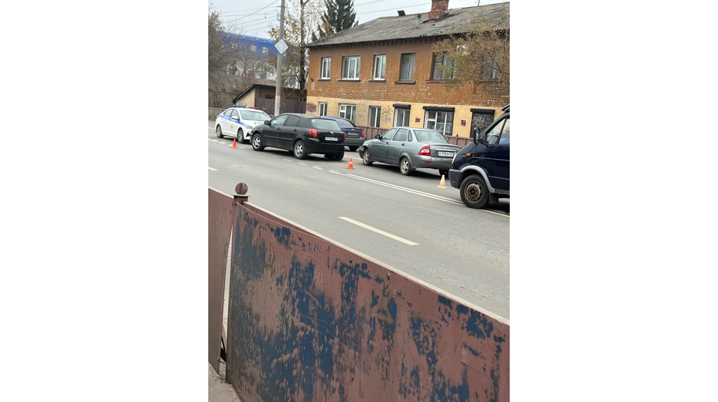 В Брянске на проспекте Станке Димитрова столкнулись две легковушки