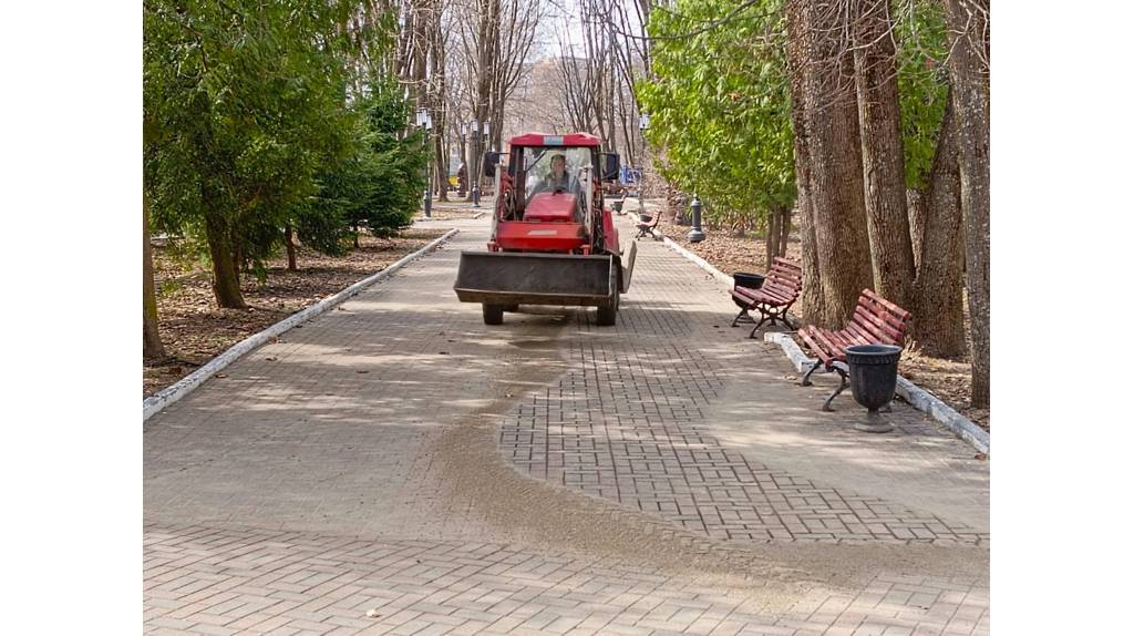 В Брянске в парке Толстого продолжаются реставрационные работы