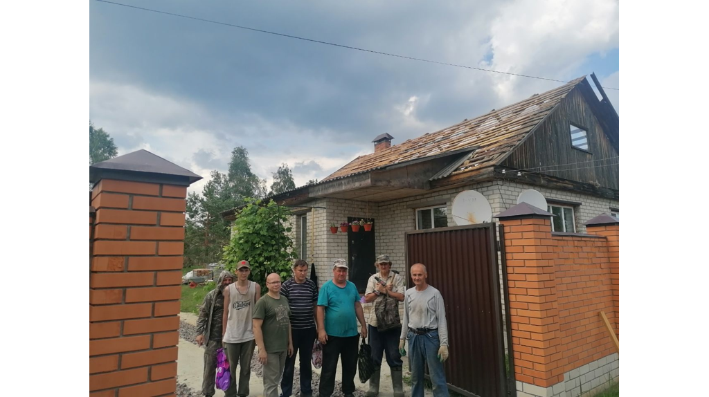 В Климово всем миром восстановили поврежденный ураганом дом прихожанина