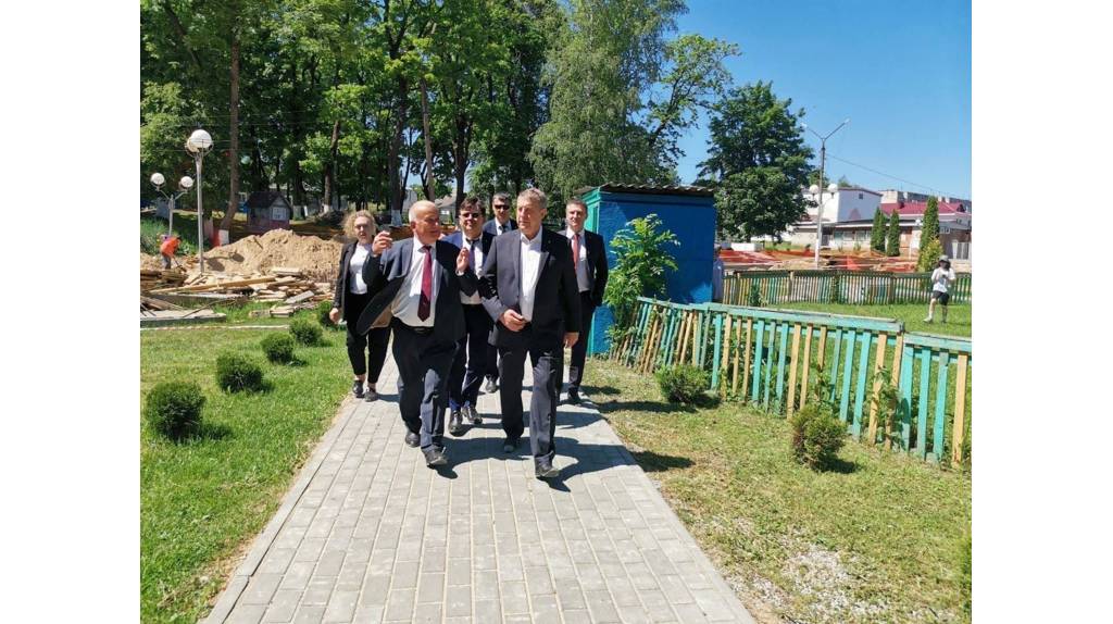 Губернатор Александр Богомаз оценил ход благоустройства городского парка в Сураже