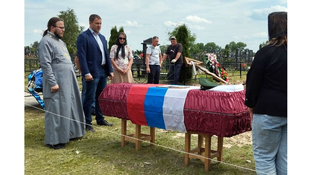 В Навле простились погибшим в зоне СВО Геннадием Рощиным
