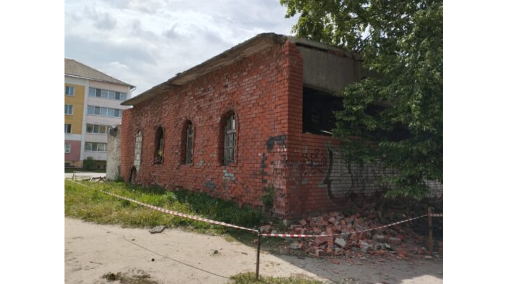 В Новозыбкове снесут печально известную аварийную заброшку