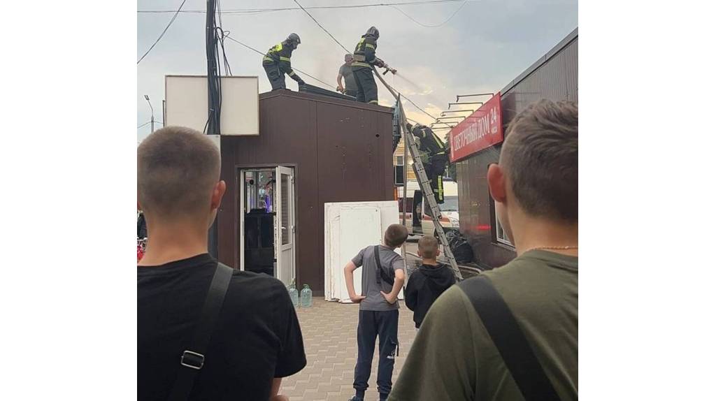 В Фокинском районе Брянска горел павильон с шаурмой