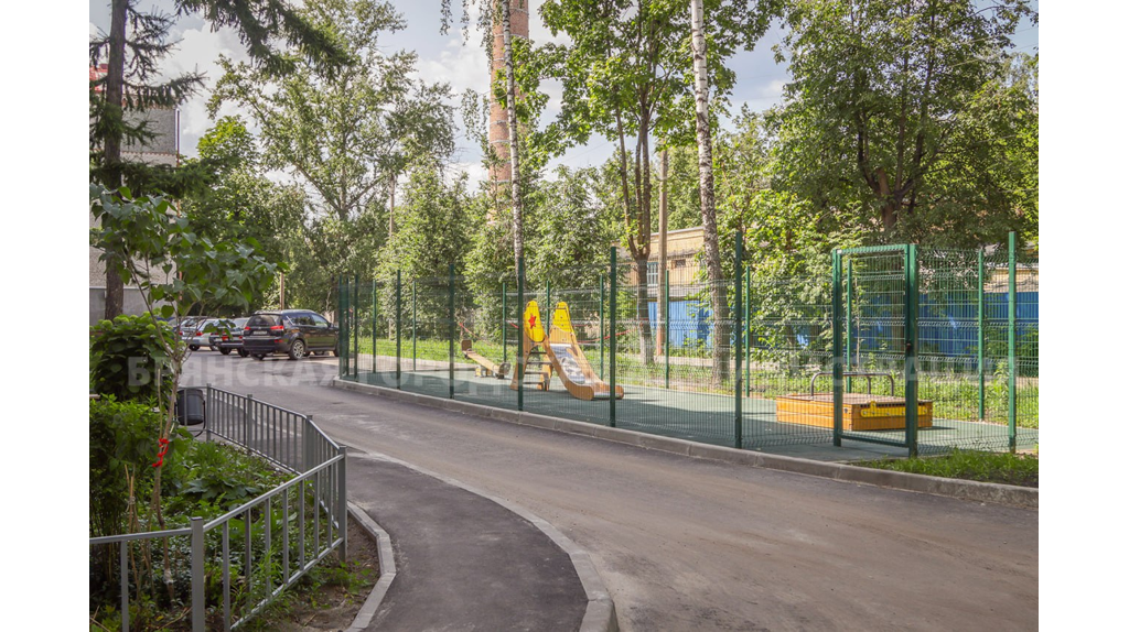 В Брянске обновили первый из семи запланированных дворов