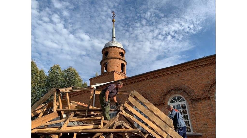 В Свято-Владимирском храме брянского посёлка Клетня заменят кровлю