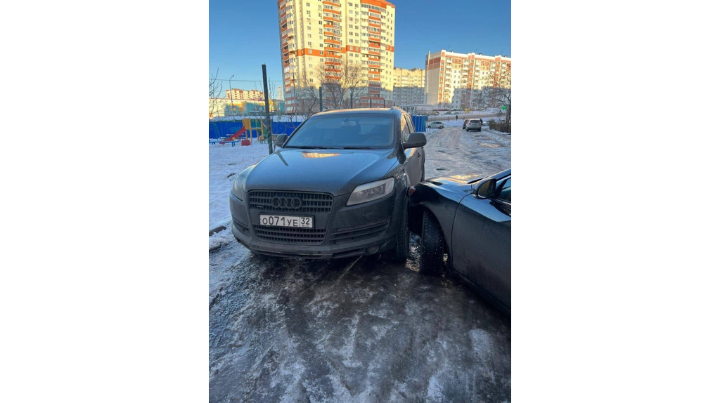 На улице Романа Брянского из-за гололеда в нелепое ДТП попали две легковушки