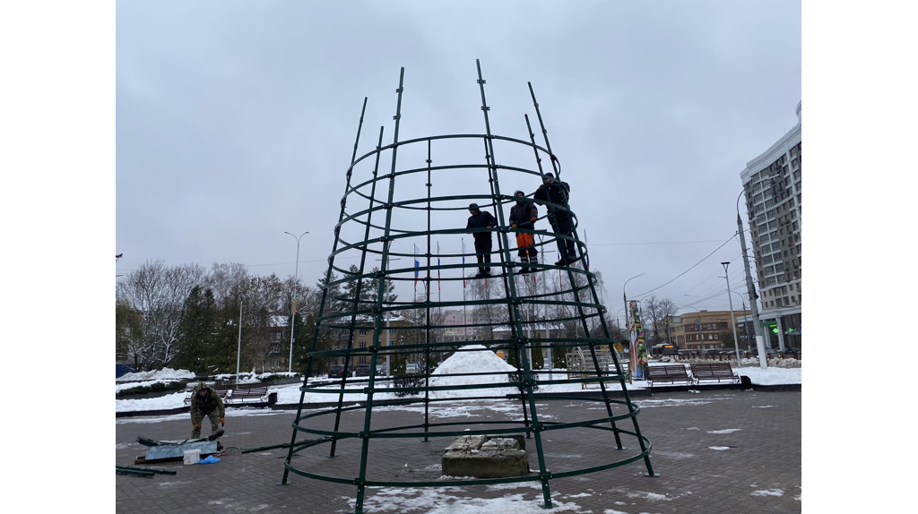 На площади Воинской славы в Брянске устанавливают искусственную новогоднюю елку