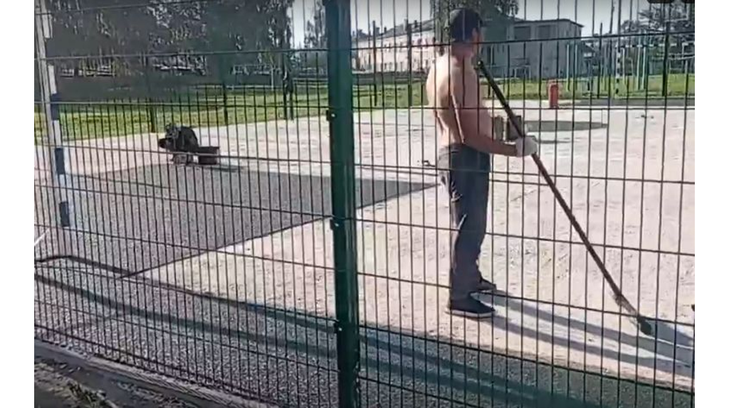 В поселке Локоть завершается строительство спортплощадки на территории школы №3