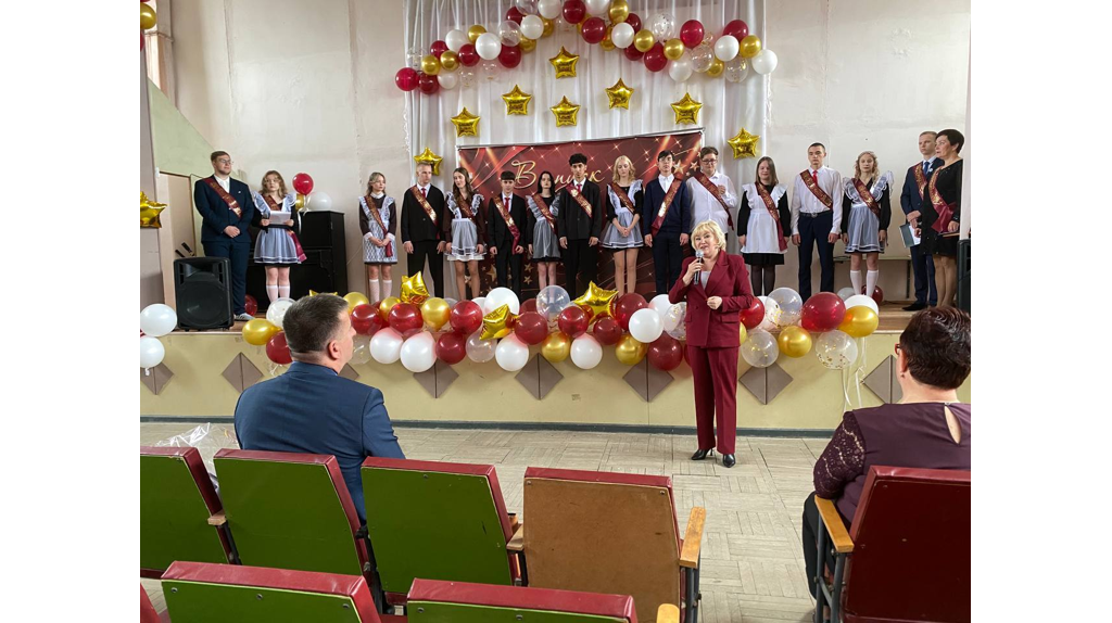 В школах Брянска зазвучали последние звонки