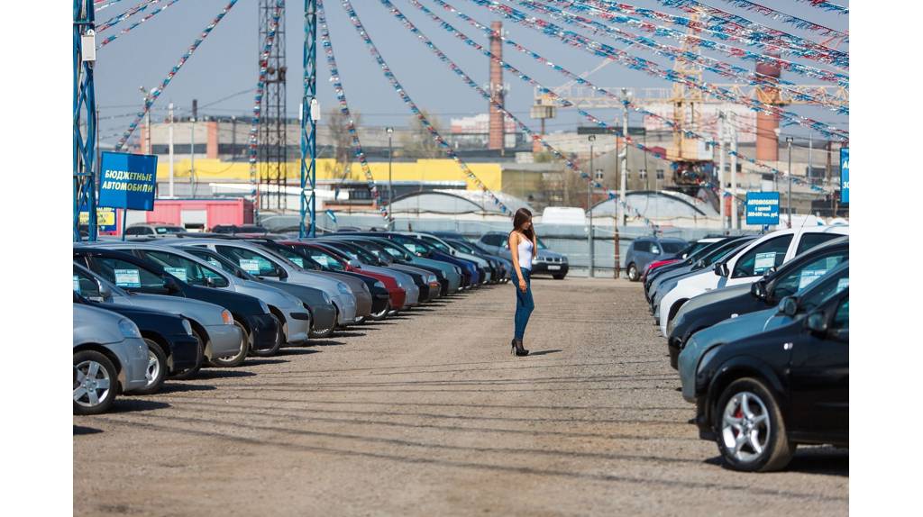 Россияне за полгода на покупку машин потратили денег в два раза больше, чем в 2023-м